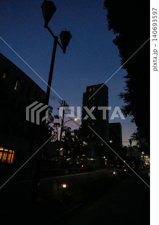 ピンク色の夕空とシルエットが印象的な夕暮れの街並み ピンク色の夕空とシルエットが印象的な夕暮れの街並み 140693597