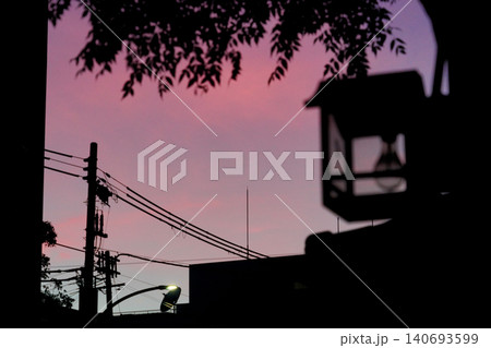 ピンク色の夕空とシルエットが印象的な夕暮れの街並み 140693599