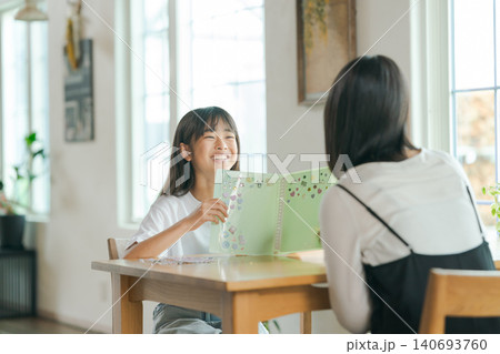 シール遊びをする親子 シール遊びをする親子 140693760