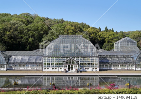 背後の森と調和する温室(東山動植物園 愛知県名古屋市) 背後の森と調和する温室(東山動植物園 愛知県名古屋市) 140694119