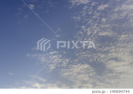 秋の空、暑さの残る空風景 秋の空、暑さの残る空風景 140694744