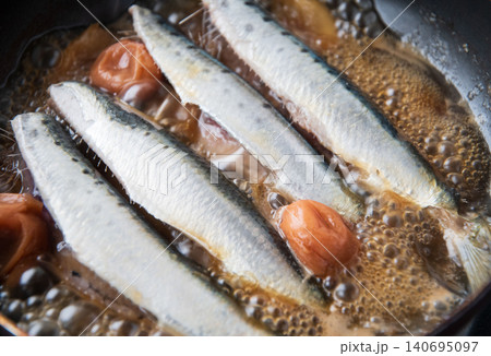 調理中の真いわし梅干し煮 調理中の真いわし梅干し煮 140695097