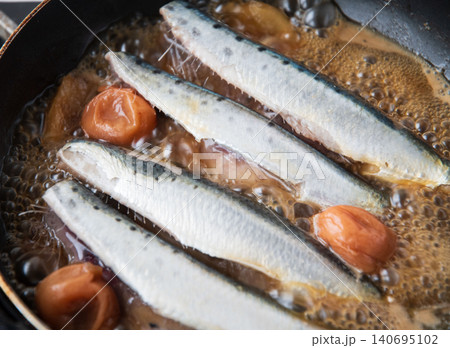 調理中の真いわし梅干し煮 調理中の真いわし梅干し煮 140695102