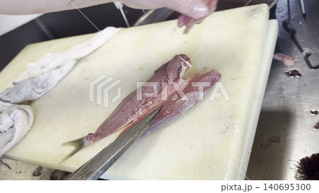 ウルメイワシの開き Filleting round sardines 140695300