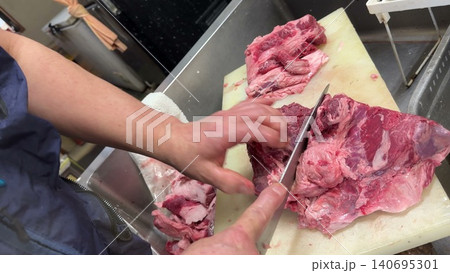 牛肉の塊さばき Butchering a block of beef 牛肉の塊さばき Butchering a block of beef 140695301
