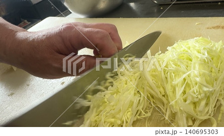 キャベツの千切り Shredding cabbage 140695303