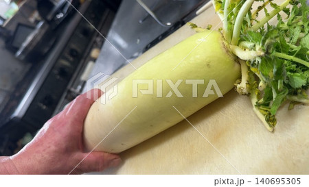 葉付き大根 Whole daikon radish with leaves 140695305