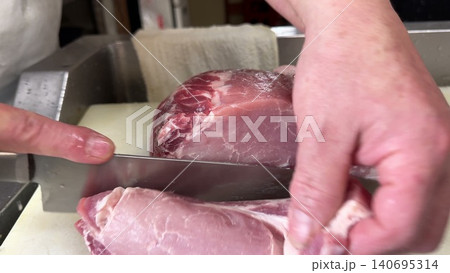 豚ロースの塊を包丁で切り分ける板前の手元 とんかつの下ごしらえ / Block of pork loin 豚ロースの塊を包丁で切り分ける板前の手元 とんかつの下ごしらえ / Block of pork loin 140695314