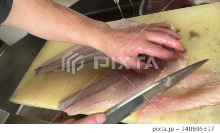 スズキの三枚おろし Filleting sea bass スズキの三枚おろし Filleting sea bass 140695317