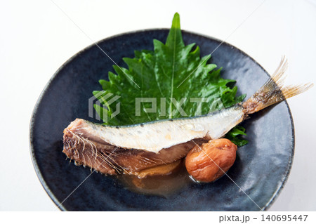 皿に盛りつけた真いわしの梅干し煮 皿に盛りつけた真いわしの梅干し煮 140695447