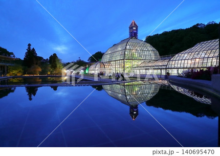 夕暮れの水面に光り輝くガラスの植物温室(東山動植物園 愛知県名古屋市) 夕暮れの水面に光り輝くガラスの植物温室(東山動植物園 愛知県名古屋市) 140695470