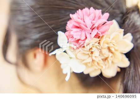 着物姿の女性の美しいまとめ髪と華やかな花の髪飾り(後ろ姿) 着物姿の女性の美しいまとめ髪と華やかな花の髪飾り(後ろ姿) 140696095