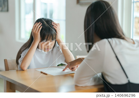 勉強を教える母親と嫌がる子ども 140696296