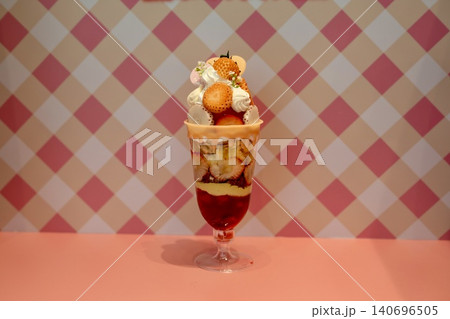 たっぷり苺を使った華やかないちごパフェ たっぷり苺を使った華やかないちごパフェ 140696505