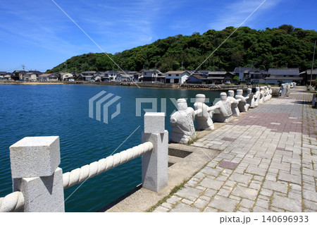 佐賀県唐津市「呼子小友人工海浜公園」　青い海と青い空 140696933
