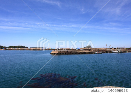 佐賀県唐津市「呼子小友人工海浜公園」 青い海と青い空 佐賀県唐津市「呼子小友人工海浜公園」 青い海と青い空 140696938