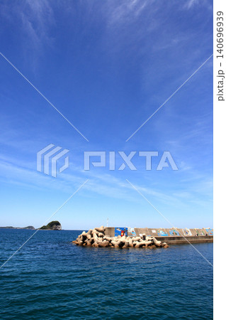 佐賀県唐津市「呼子小友人工海浜公園」 青い海と青い空 佐賀県唐津市「呼子小友人工海浜公園」 青い海と青い空 140696939