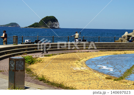 佐賀県唐津市の観光スポット「小友キャランコビーチ」　白い砂浜と透明な海の人気海水浴場 140697023