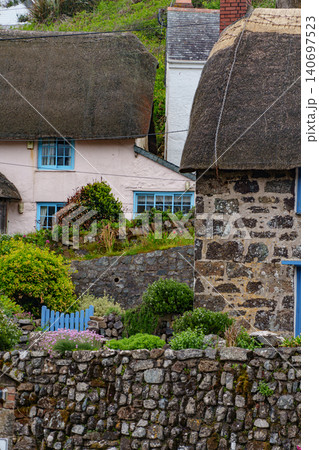 the small village of cadgwith at the coast of cornwall 140697523