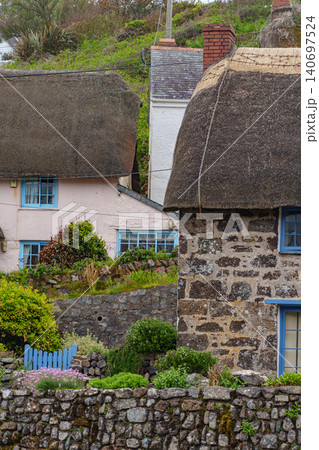 the small village of cadgwith at the coast of cornwall 140697524