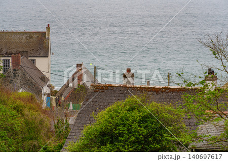 the small village of cadgwith at the coast of cornwall 140697617