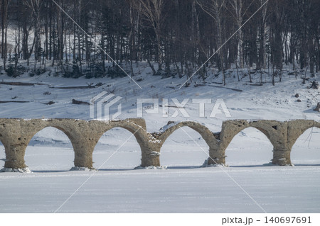 雪原に佇む冬のタウシュベツ川橋梁 雪原に佇む冬のタウシュベツ川橋梁 140697691