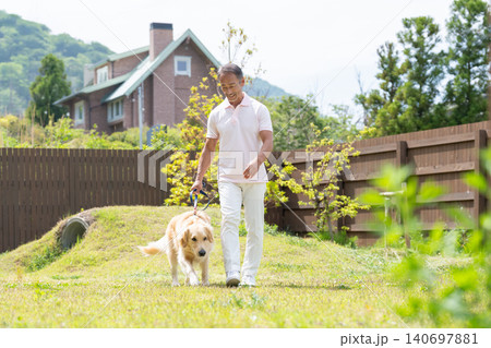 庭で愛犬とウォーキングを楽しむシニアの男性 庭で愛犬とウォーキングを楽しむシニアの男性 140697881