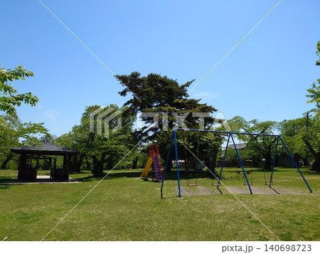 公園にある遊具と休憩所（下寄せ） 140698723