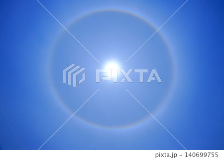 太陽に照らされるハロ 太陽を囲む丸い虹 太陽に照らされるハロ 太陽を囲む丸い虹 140699755