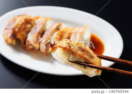 美味しそうな焼き餃子 美味しそうな焼き餃子 140700594
