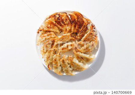 美味しそうな焼き餃子 140700669