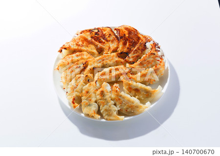 美味しそうな焼き餃子 140700670