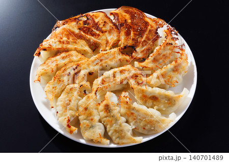 美味しそうな焼き餃子 140701489