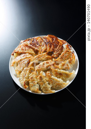 美味しそうな焼き餃子 140701490