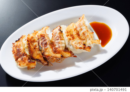 美味しそうな焼き餃子 140701491