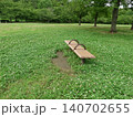 明るい公園のベンチ 140702655