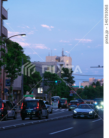 夕暮れの外苑西通り(広尾橋交差点) 都市景観(2026年5月) 夕暮れの外苑西通り(広尾橋交差点) 都市景観(2026年5月) 140703068