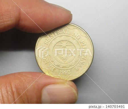 フィリピンで2001年に発行された5ペソ硬貨 140703491