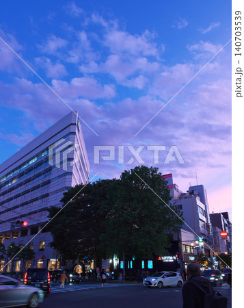 夕暮れの外苑西通り - 広尾橋交差点 都市景観(2026年5月) 夕暮れの外苑西通り - 広尾橋交差点 都市景観(2026年5月) 140703539