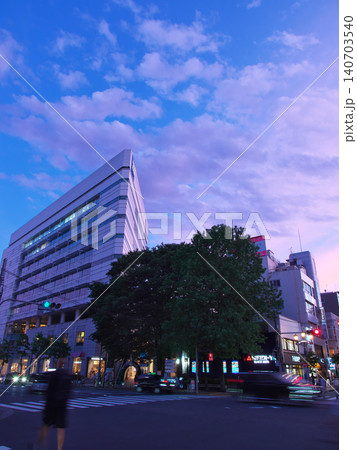 夕暮れの外苑西通り - 広尾橋交差点 都市景観(2026年5月) 夕暮れの外苑西通り - 広尾橋交差点 都市景観(2026年5月) 140703540