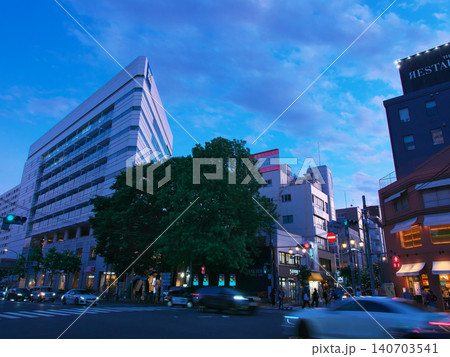 夕暮れの外苑西通り - 広尾橋交差点　 都市景観（2026年5月） 140703541