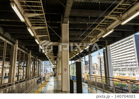 新幹線の駅ホームと沿線の都市風景 新幹線の駅ホームと沿線の都市風景 140704083
