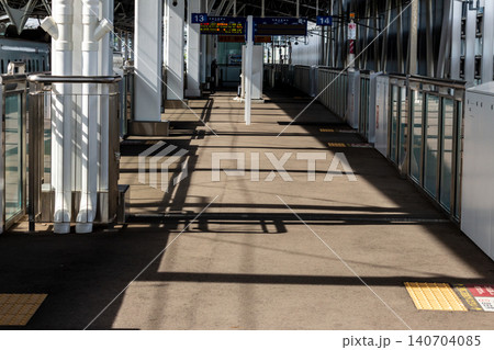 誰もいない新幹線の駅ホームと可動式ホーム柵のある風景 誰もいない新幹線の駅ホームと可動式ホーム柵のある風景 140704085