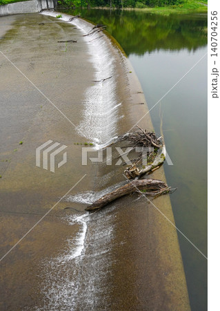 青山ダムの洪水吐き 140704256