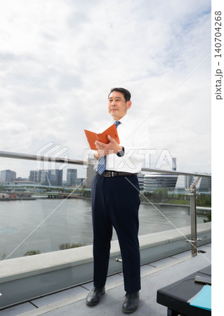 手帳を確認する男性 140704268