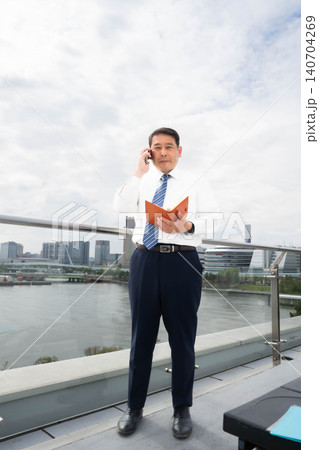 電話をかける男性 電話をかける男性 140704269