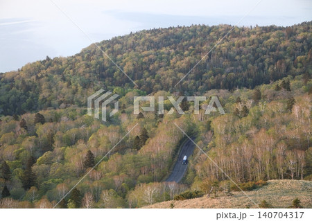 北海道美幌町 美幌峠を走るタンクローリー 北海道美幌町 美幌峠を走るタンクローリー 140704317