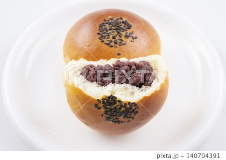 黒ごま付きの粒あんぱん 140704391