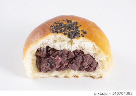 黒ごま付きの粒あんぱん 140704395