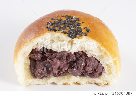 黒ごま付きの粒あんぱん 黒ごま付きの粒あんぱん 140704397